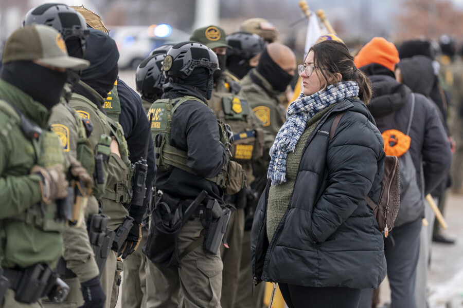 两名抗议者指责美国联邦特工使其失明