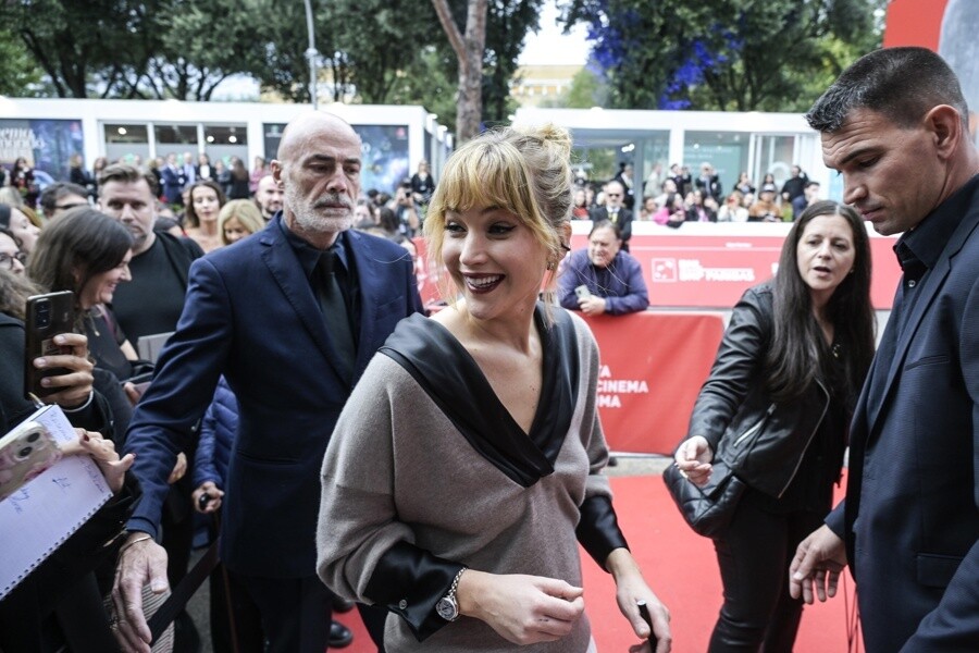 Jennifer Lawrence and Emma Stone to produce a film about Miss Piggy