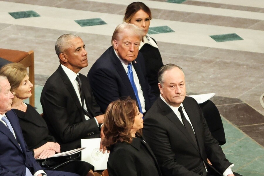 Трамп оказывает давление на республиканских законодателей, пока Обама участвует в митингах демократов