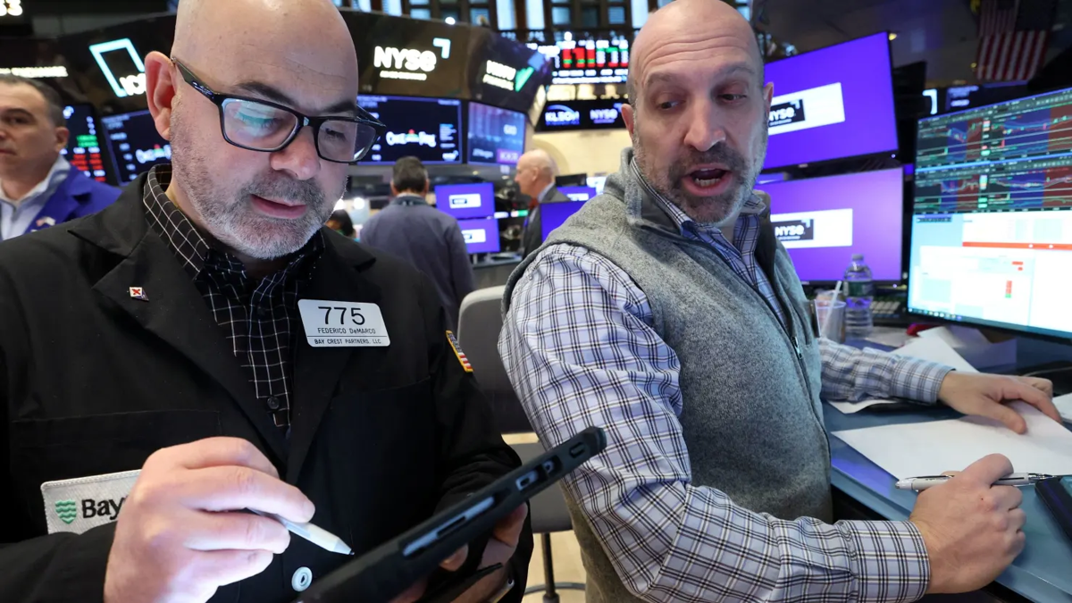 Wall Street Rises as Tech Stocks Gain