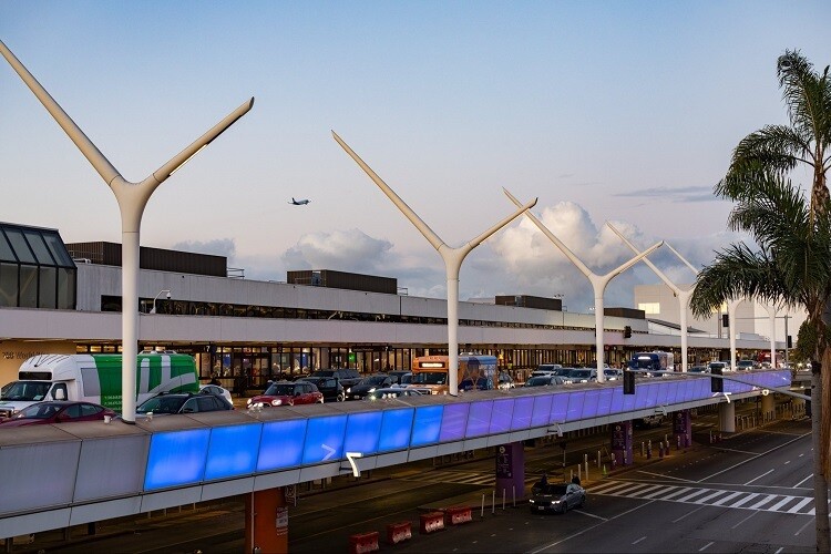Un avión de United Airlines aterriza de emergencia en Los Ángeles