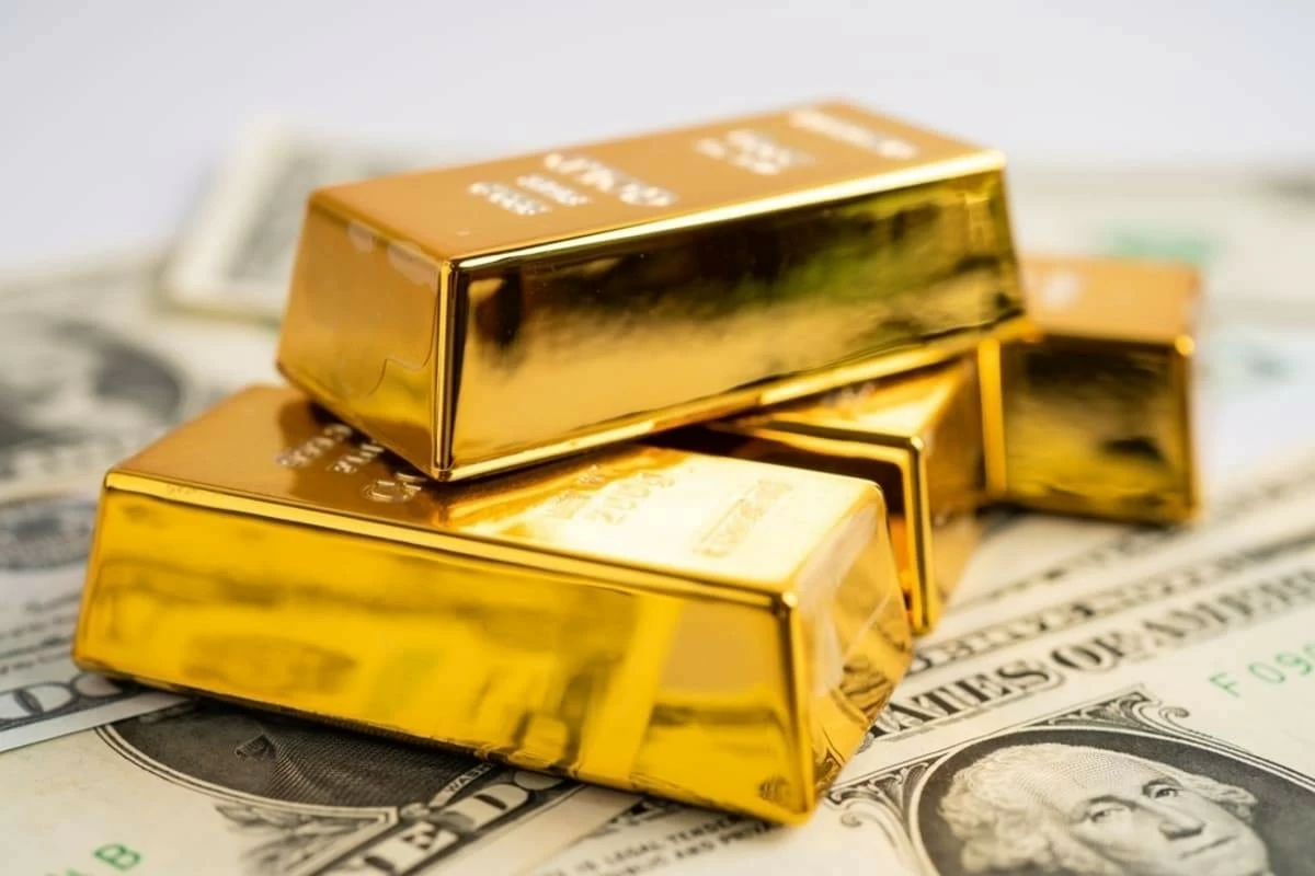Gold Hits Near One-Week Low as Dollar Strengthens, Oil Surges