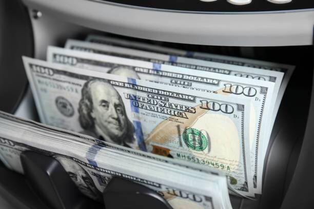 Dollar Rises Amid Geopolitical Uncertainty