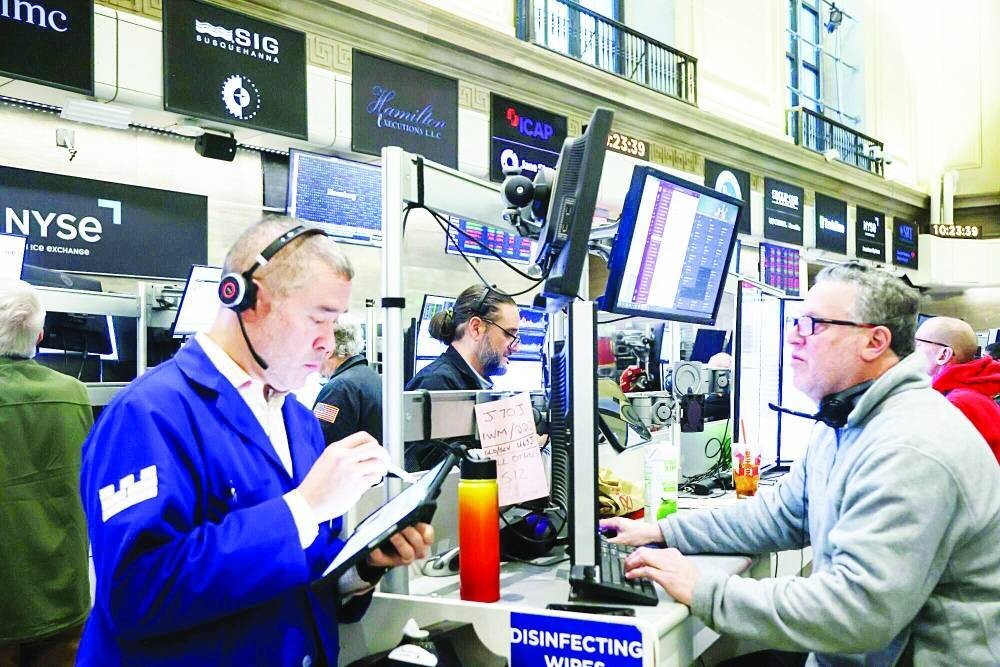 U.S. Stocks Close with Minor Fluctuations