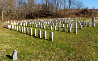 Hombre admite vender restos humanos robados de un cementerio