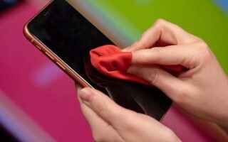 How to Properly Clean Your Smartphone Screen