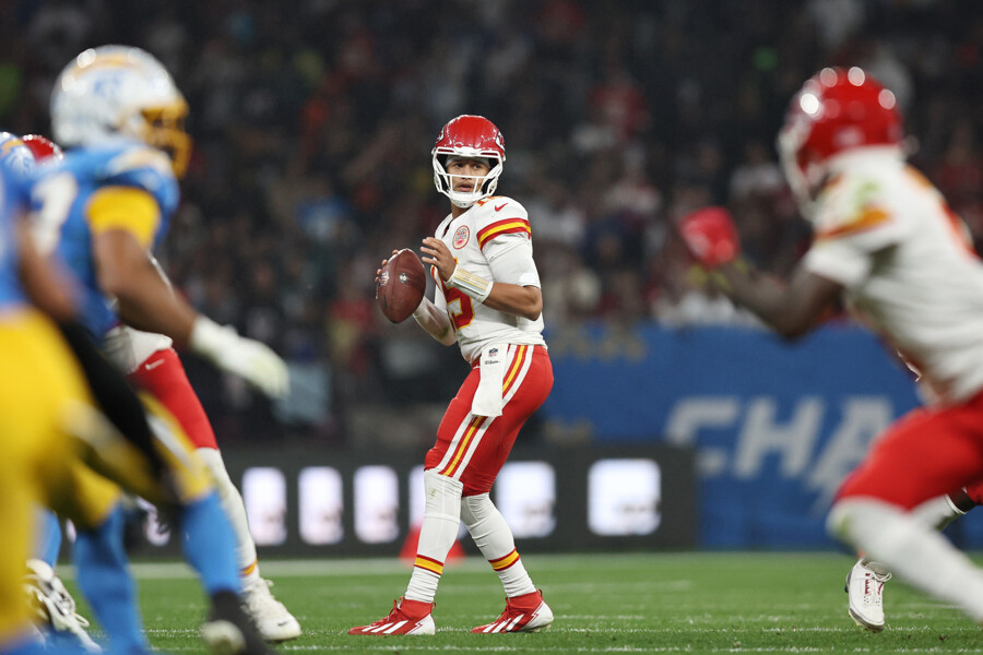 Patrick Mahomes suffers ACL tear and is out for the season