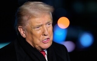 Trump llega a Suiza tras retraso por problemas en su avión