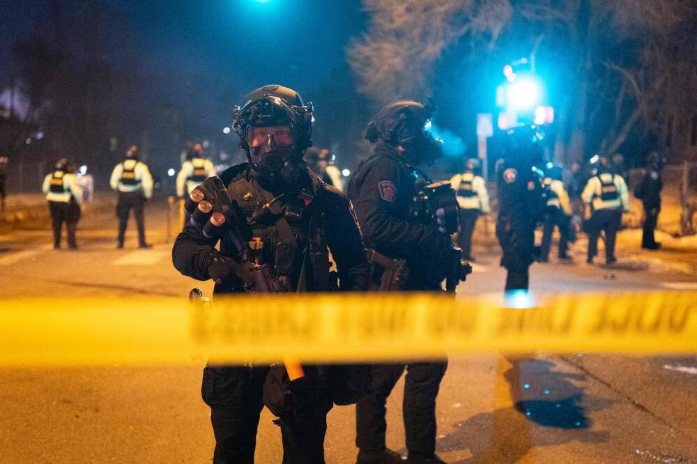 ICE探员在明尼阿波利斯开枪