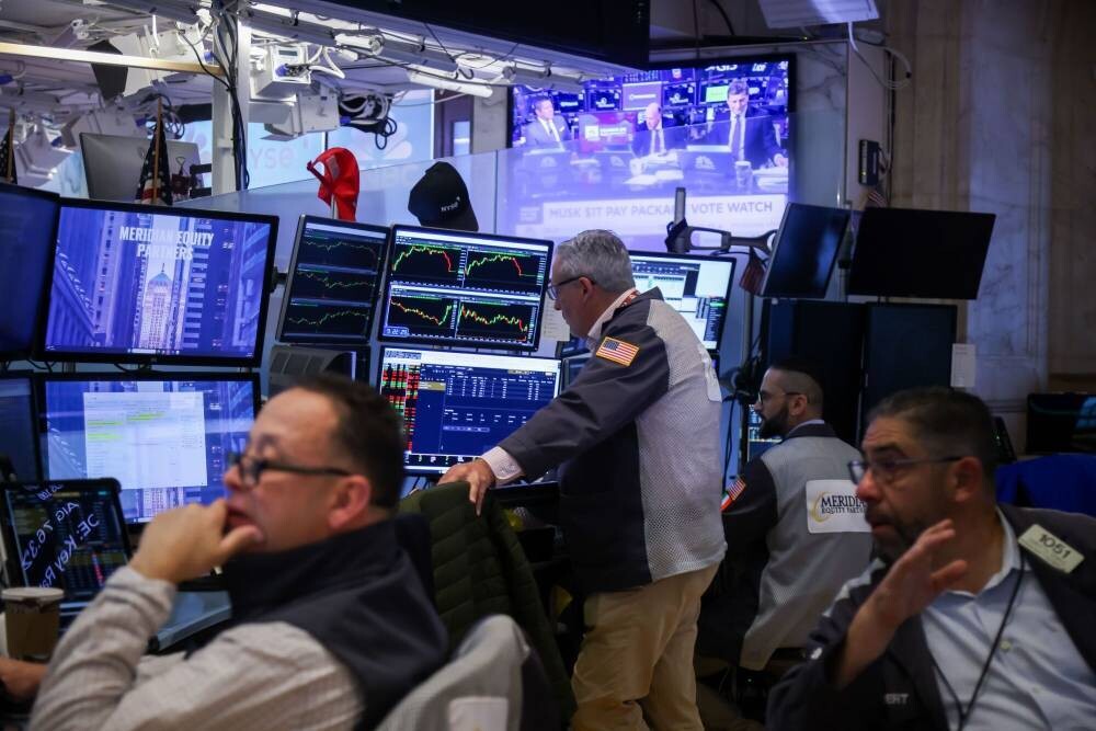 U.S. Stocks Stabilize Amid Tech and AI Concerns