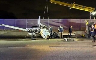 Пилот совершил аварийную посадку на автомобиль во Флориде