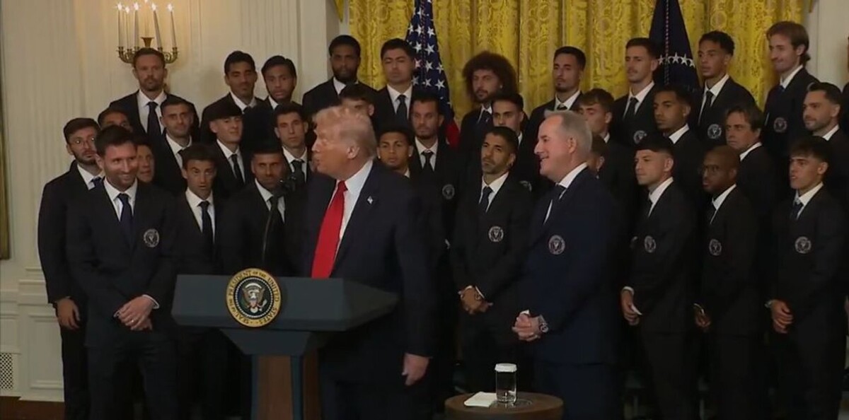 Funny moment between Messi and Trump at the White House