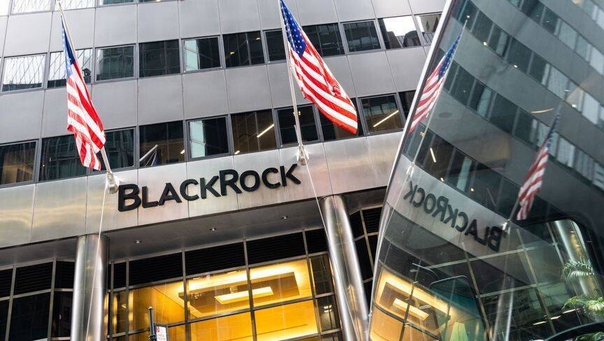 Beneficios de BlackRock caen, pero activos superan los 14 billones