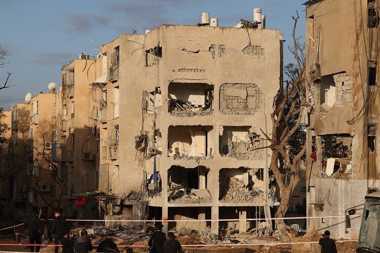 Trump Threatens to Attack Iran's Power Plants Over Strait of Hormuz