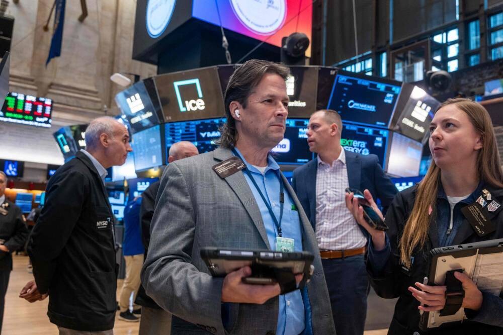 Wall Street Ends Week Lower on Economic Fears