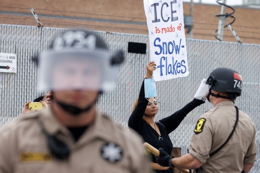 Judge orders ICE to improve conditions at migrant center near Chicago