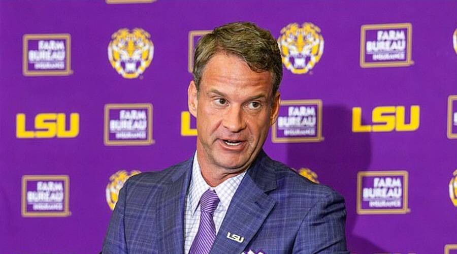 美式足球教练陷入尴尬境地