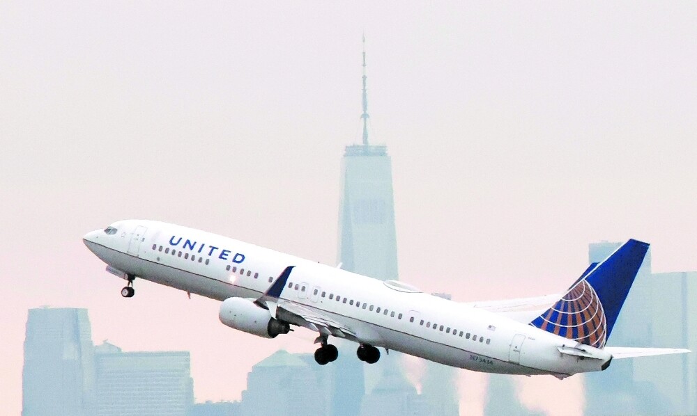 Боинг 777 компании Юнайтд Эйрлайнз вернулся в аэропорт из-за пожара на взлете
