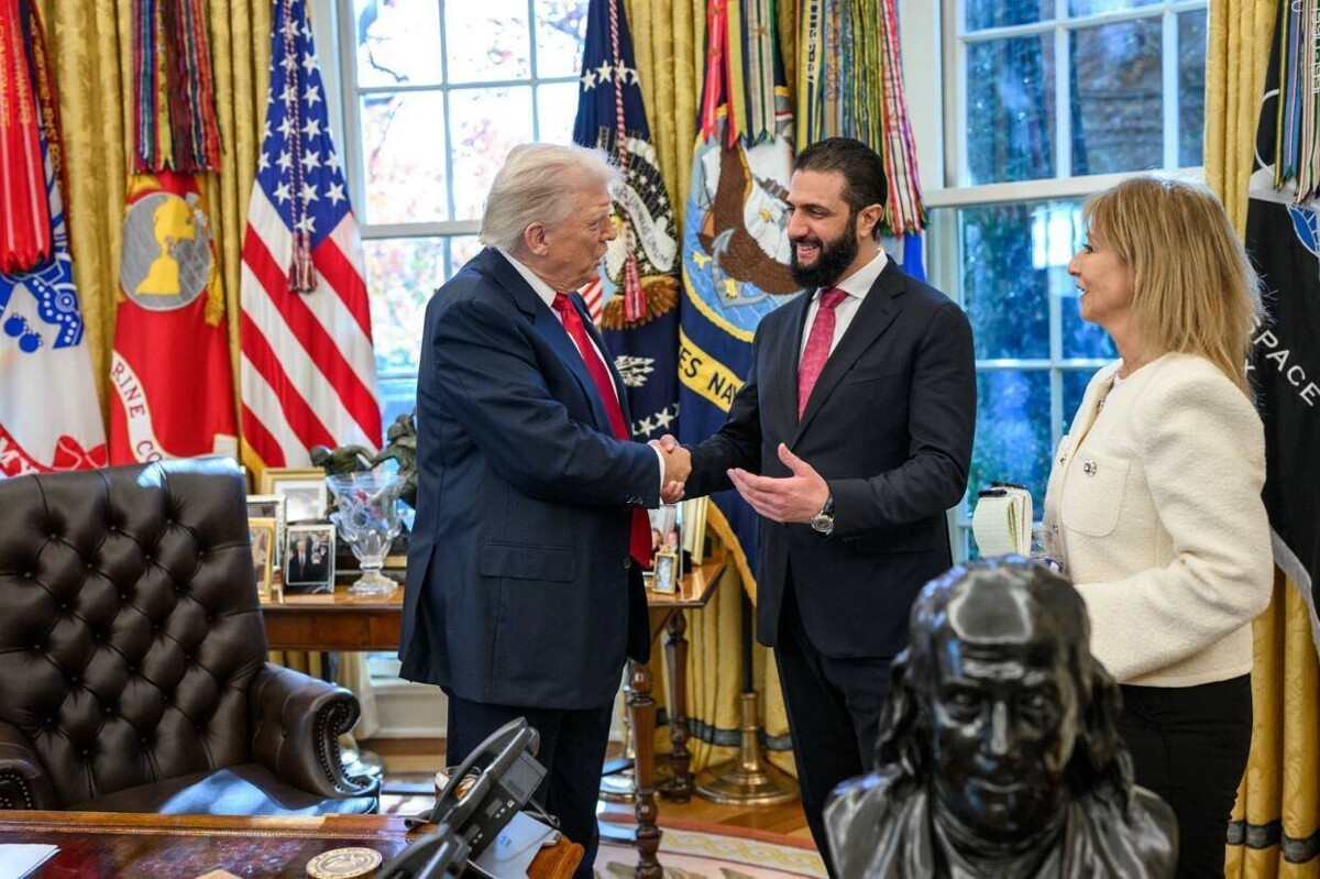 Трамп публично распылил свой парфюм на президента Сирии