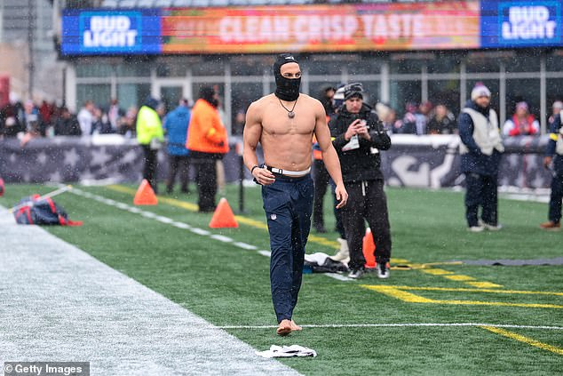 Patriots Player Enters Field Barefoot in Freezing Cold