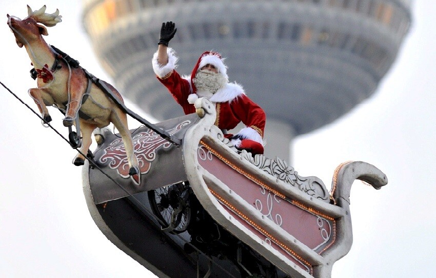 US and Canadian Armies Track Santa's Sleigh: A 70-Year Christmas Tradition