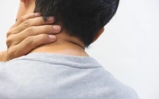 Женщина перенесла инсульт после привычного щелчка в шее