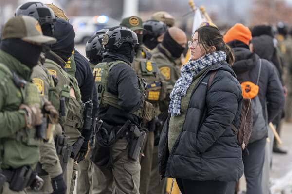 两名抗议者指责美国联邦特工使其失明