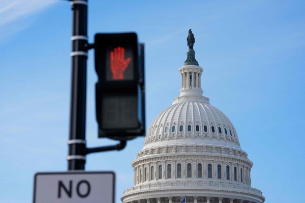 Johnson Confianza en Votos Republicanos para Terminar el Cierre
