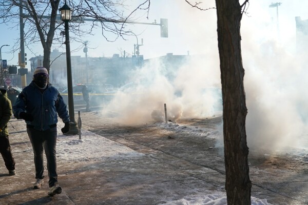 在明尼阿波利斯射杀男子的特工在美国移民局有8年工作经验