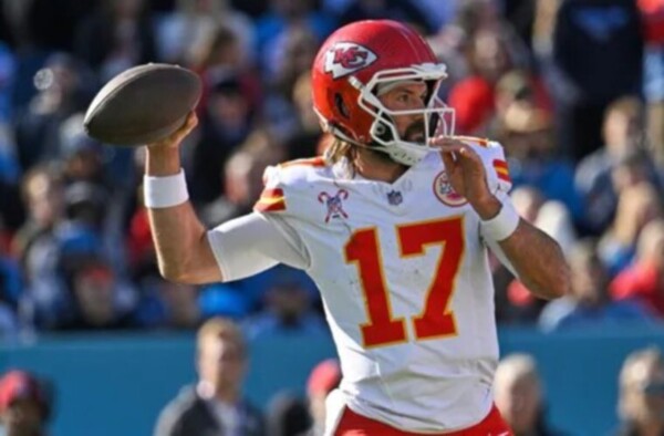 Minshew suffers knee injury, leaves game