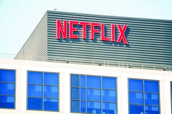 Акции Netflix упали до минимума с апреля из-за опасений по поводу сделки с Warner Bros. Discovery