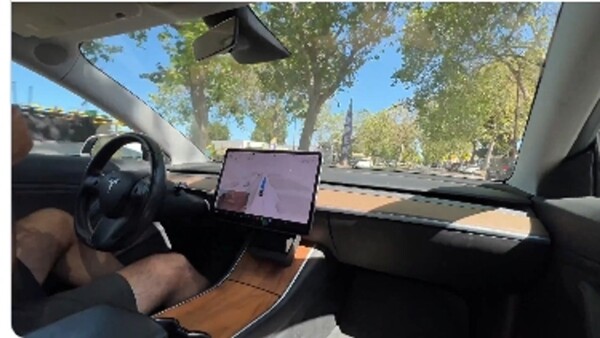 Илон Маск ретвитнул видео автономного вождения Tesla Model 3 в действии