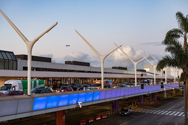 Un avión de United Airlines aterriza de emergencia en Los Ángeles