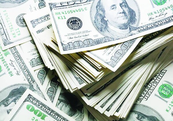 Dollar Rises as Oil Prices Climb