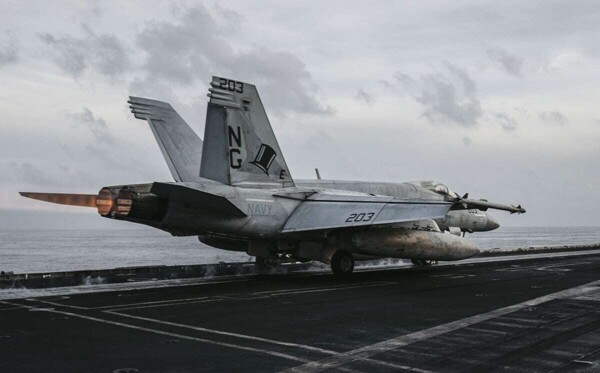 第二架美国飞机在波斯湾坠毁