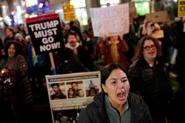 ICE特工枪击女子后明尼阿波利斯爆发抗议