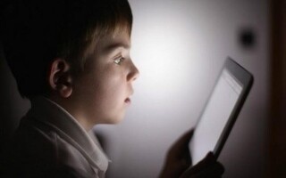 Study Links Early Smartphone Ownership with Teen Depression and Obesity