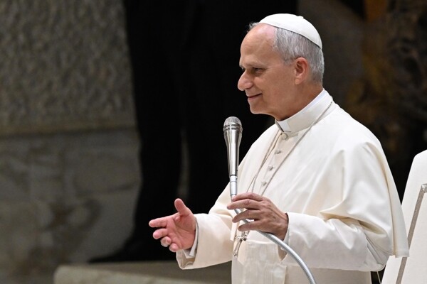 Папа призывает молодых не политизировать Церковь и строить мосты вместо стен