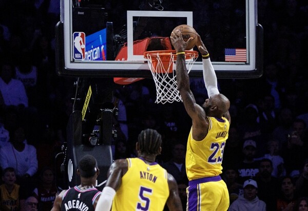 勒布朗·詹姆斯平了NBA出场纪录