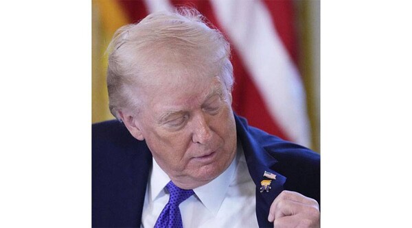 特朗普在夹克上佩戴新别针