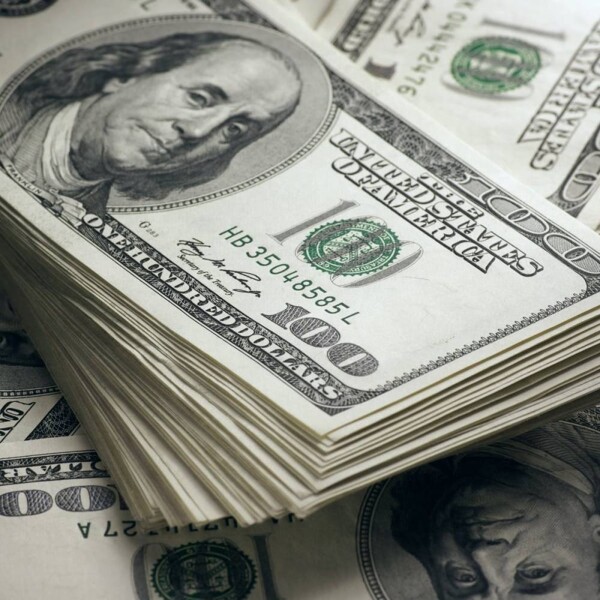 US Dollar Falls Amid Declining Oil Prices