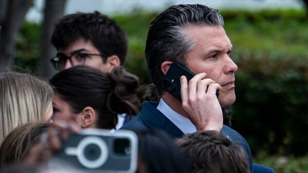 U.S. Defense Secretary Pit Higgsith Used Signal App