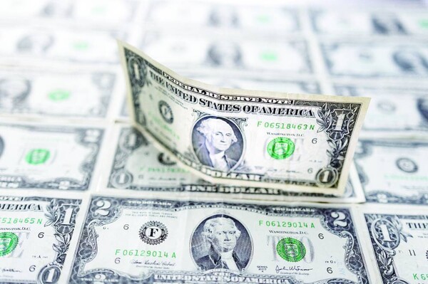 Dollar Rises Amid Awaits US Economic Data