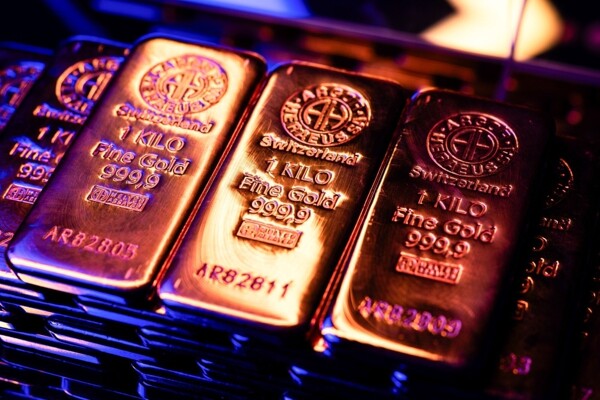 Gold Rises Over 3% Amid Partial U.S. Government Shutdown