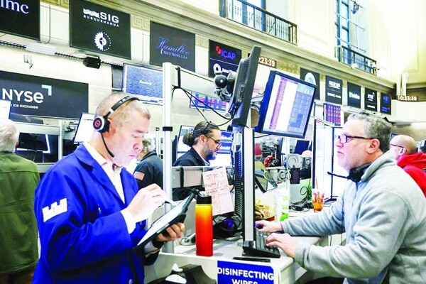 U.S. Stocks Close with Minor Fluctuations