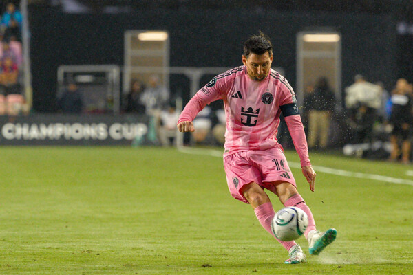 Lionel Messi Scores 900th Career Goal