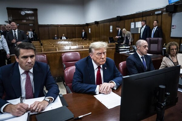 Дональд Трамп присутствует на отборе жюри на своем уголовном суде в Нью-Йорке