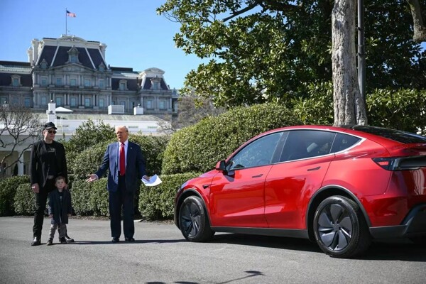 Трамп превращает газон Белого дома в выставку Tesla
