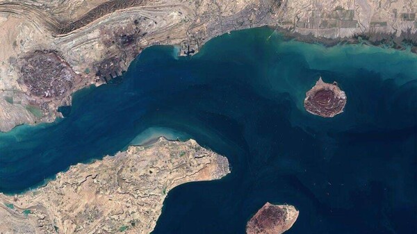 Trump Issues Ultimatum to Iran Over Strait of Hormuz