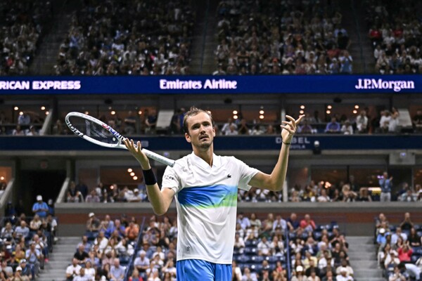 Medvedев выходит в следующую стадию US Open